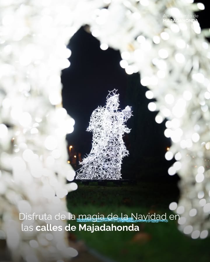 Disfrutando de la magia navideña en Majadahonda ✨🎠👑 ¡La ciudad se llena de luz y color! Fotos aquí 👇🏼 #Navidad2025