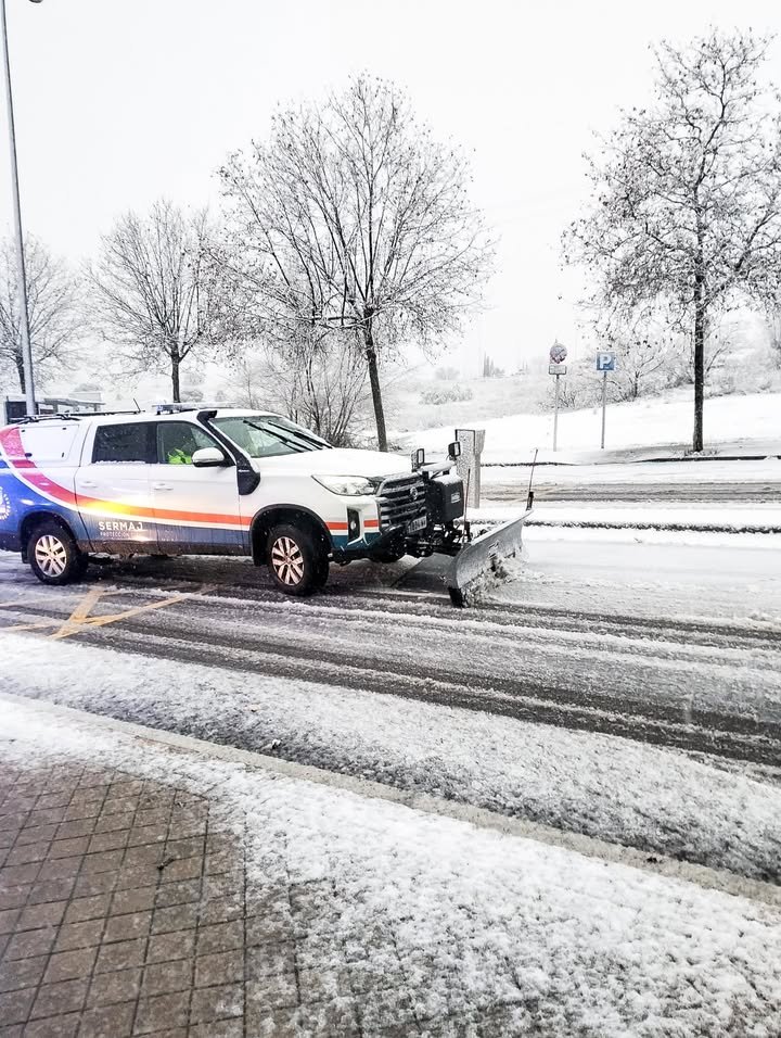 Con la nevada, toma precauciones: circula con neumáticos de invierno o cadenas, lleva el móvil cargado, consulta el estado de las carreteras y ten a mano el número de emergencias 1-1-2. ¡Cuida tu seguridad! ❄️
