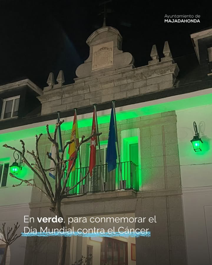 El Ayuntamiento de Majadahonda conmemora el #DiaMundialcontraelCancer iluminando de verde su fachada y fuentes.