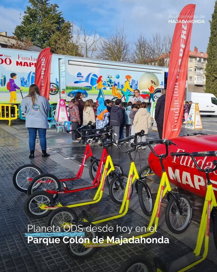 El Ayuntamiento de Majadahonda se une a la Fundación Mapfre en la Caravana PLANETA ODS, una experiencia educativa inmersiva para niños y niñas de Primaria. Aprender sobre los Objetivos de Desarrollo Sostenible, disfrutar de una movilidad segura y prevenir riesgos de forma divertida. Del 9 al 13 de febrero, de 10 a 13h y de 15 a 17h en el Parque Colón. 🌳🚲🦺