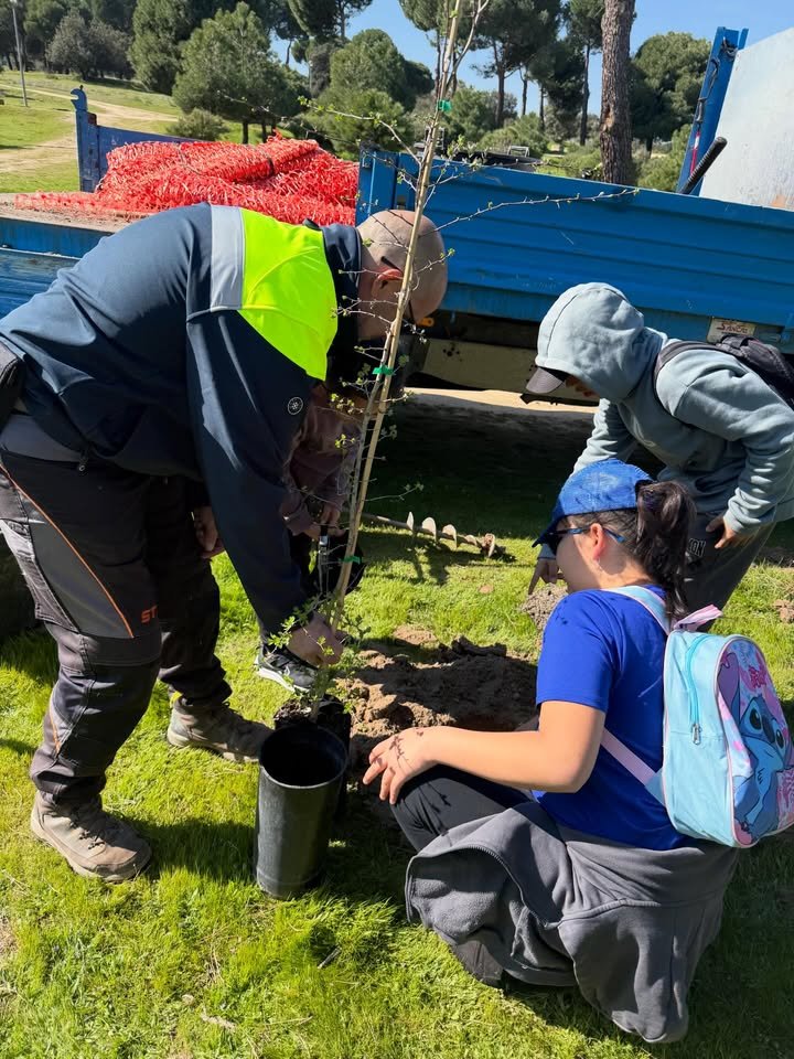 Alumnos del colegio San Pio X plantan árboles en el Monte del Pilar 🌳🌲