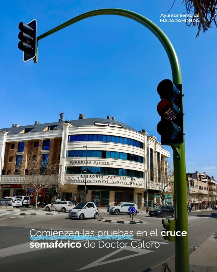 Comienza periodo de prueba del cruce semafórico en Avenida Reyes Católicos con Doctor Calero, con semáforos activados por pulsador.