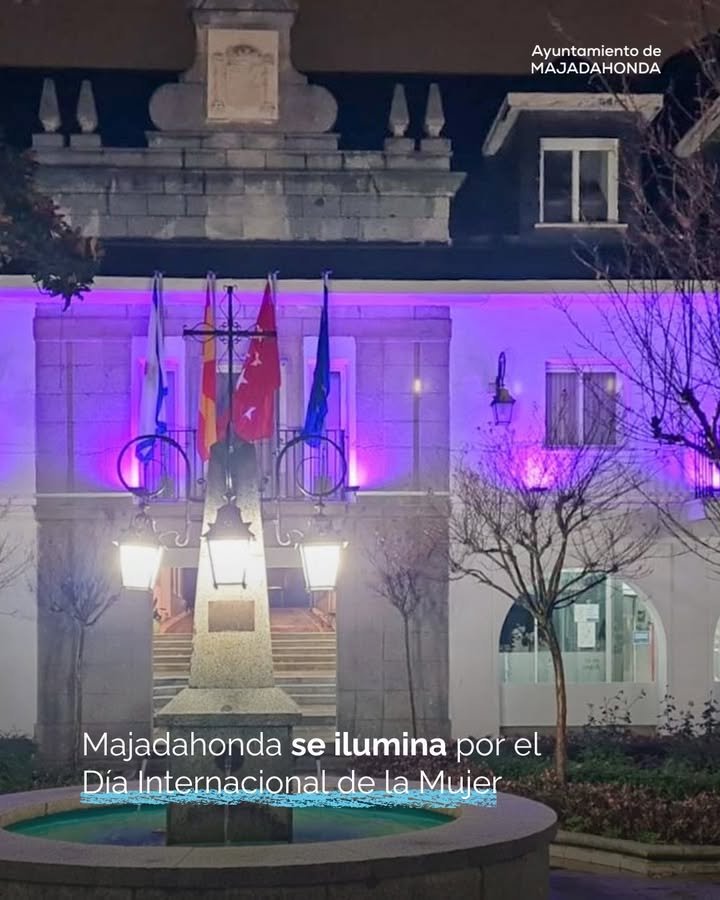 La fachada del Ayuntamiento de Majadahonda y las fuentes se iluminan por el #8M2026 con el lema de ONU Mujeres: «Derechos. Justicia. Acción. #PorYParaTodas» 💜👩‍🦰