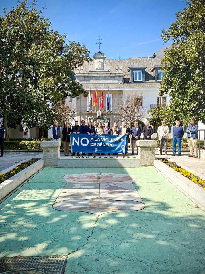 Minuto de silencio por las últimas víctimas de violencia de género en Alicante, Burgos, Cantabria, Huesca y Zaragoza.