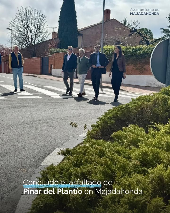Visita a los trabajos de asfaltado en el Pinar del Plantío de #Majadahonda 🚗🌲👷‍♂️.