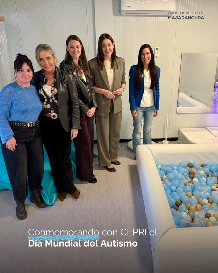 La alcaldesa visita CEPRI en #DíaMundialAutismo. Acompaña a alumnos con TEA de #majadahonda.