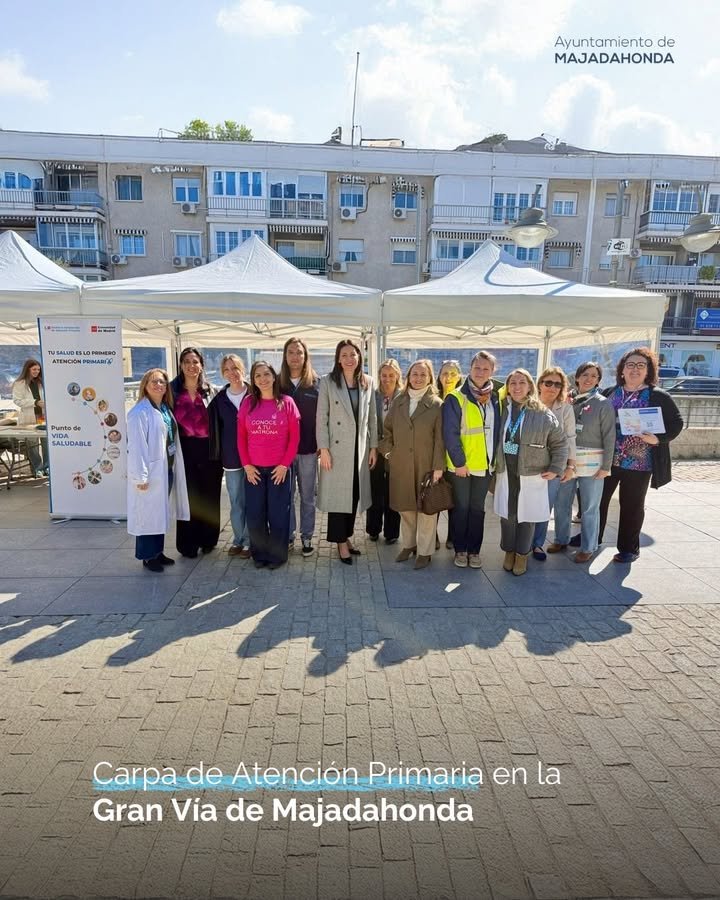 La alcaldesa Lola Moreno visita la carpa de Atención Primaria en la Gran Vía de #Majadahonda con pruebas y información sobre hábitos saludables.