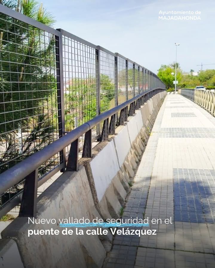El Ayuntamiento de Majadahonda instala vallas metálicas en el puente de la calle Velázquez sobre la M-503 para reforzar la seguridad de los viandantes.
