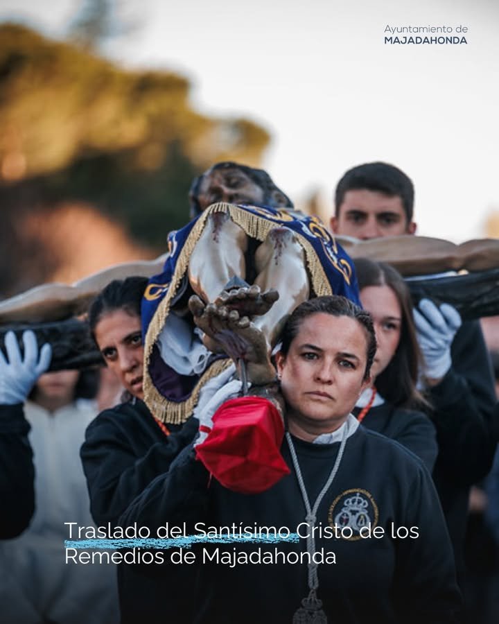 Procesión del Santísimo Cristo de los Remedios en Majadahonda durante la Semana Santa #MiercolesSanto 🕯️ #Majadahonda #devoción.