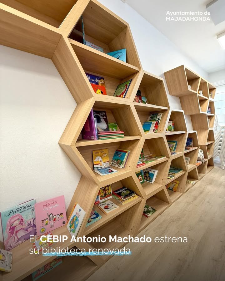 Visita de la alcaldesa Lola Moreno a la nueva biblioteca del CEBIP Antonio Machado en Majadahonda 📚