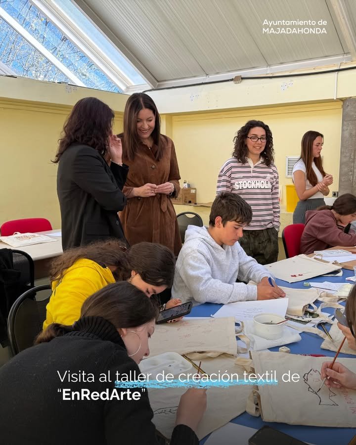 Visita de la alcaldesa Lola Moreno a taller de creación textil en Majadahonda para jóvenes en Semana Santa. Disfrutando del diseño y la creatividad en equipo. 🧵🎨 #EnRedArte