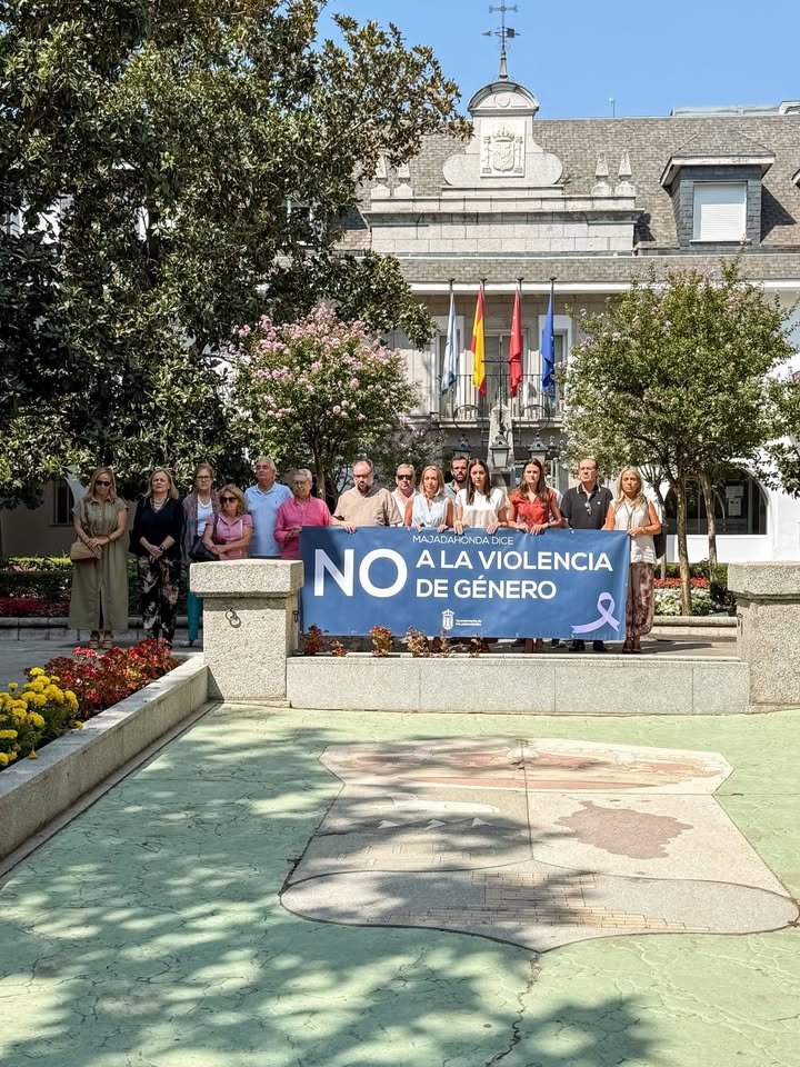Las provincias rinden homenaje a las víctimas de violencia de género en un emotivo minuto de silencio
