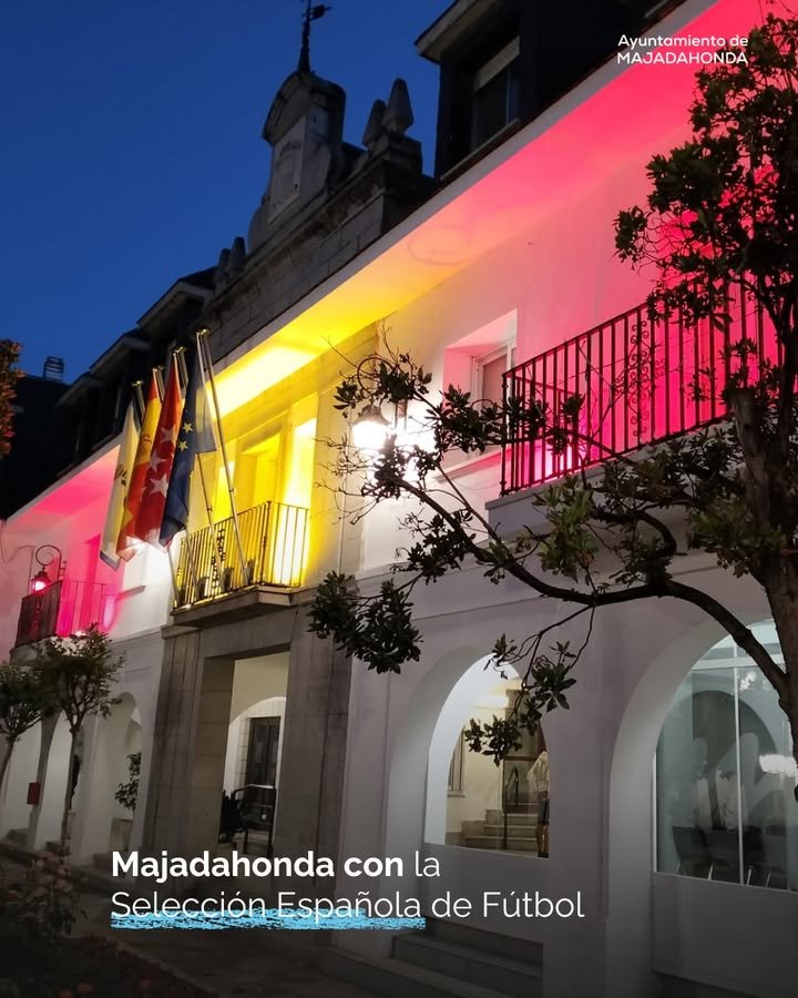 Majadahonda se ilumina con los colores de la bandera española en apoyo a la Selección Nacional