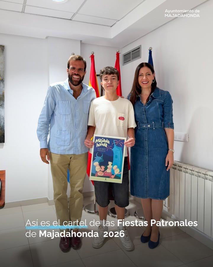 La alcaldesa y el concejal de fiestas reconocen al ganador del Concurso de Carteles 2026 en Majadahonda