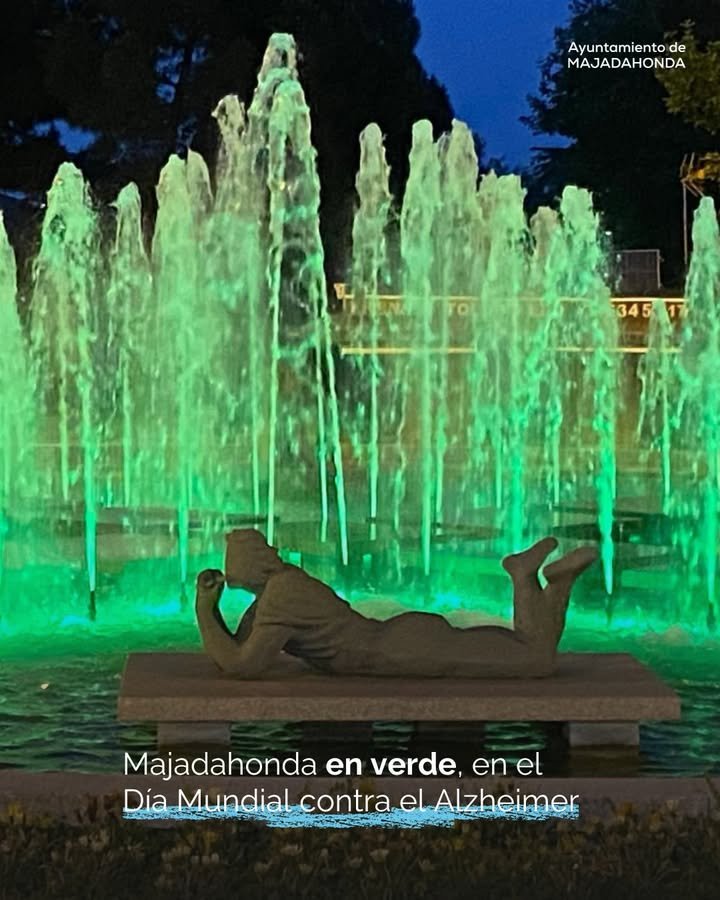 La fachada del Ayuntamiento de Majadahonda se ilumina de verde en conmemoración del Día Mundial del Alzheimer