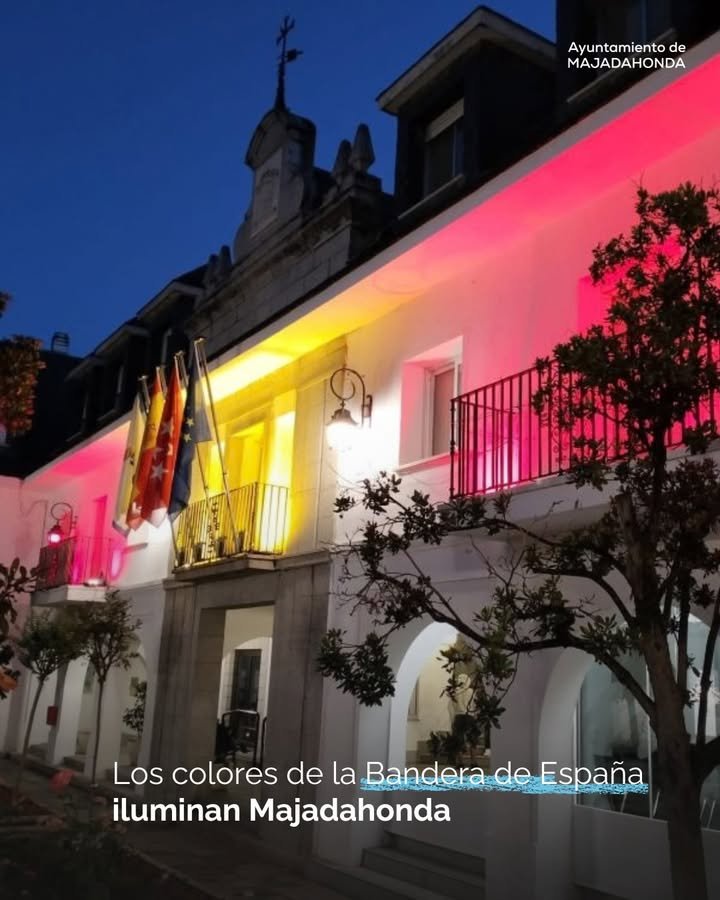 La fachada del Ayuntamiento y fuentes de Majadahonda se iluminan en rojo y gualda hasta el 12 de octubre