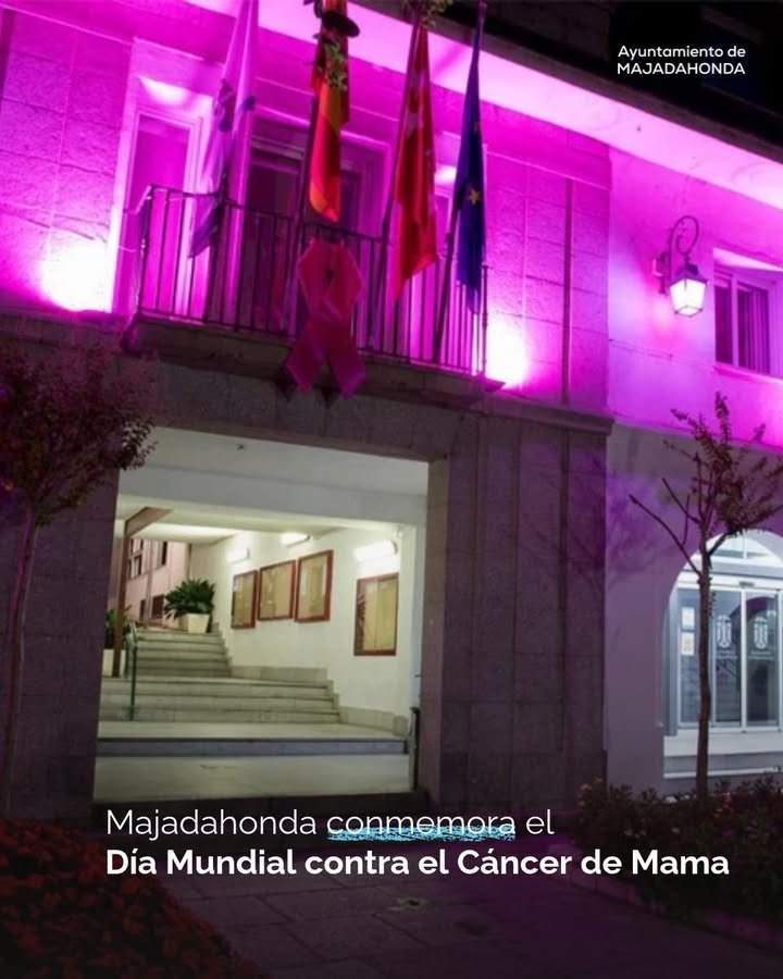 Majadahonda ilumina sus fuentes y rotonda en apoyo al Día Mundial contra el Cáncer de Mama