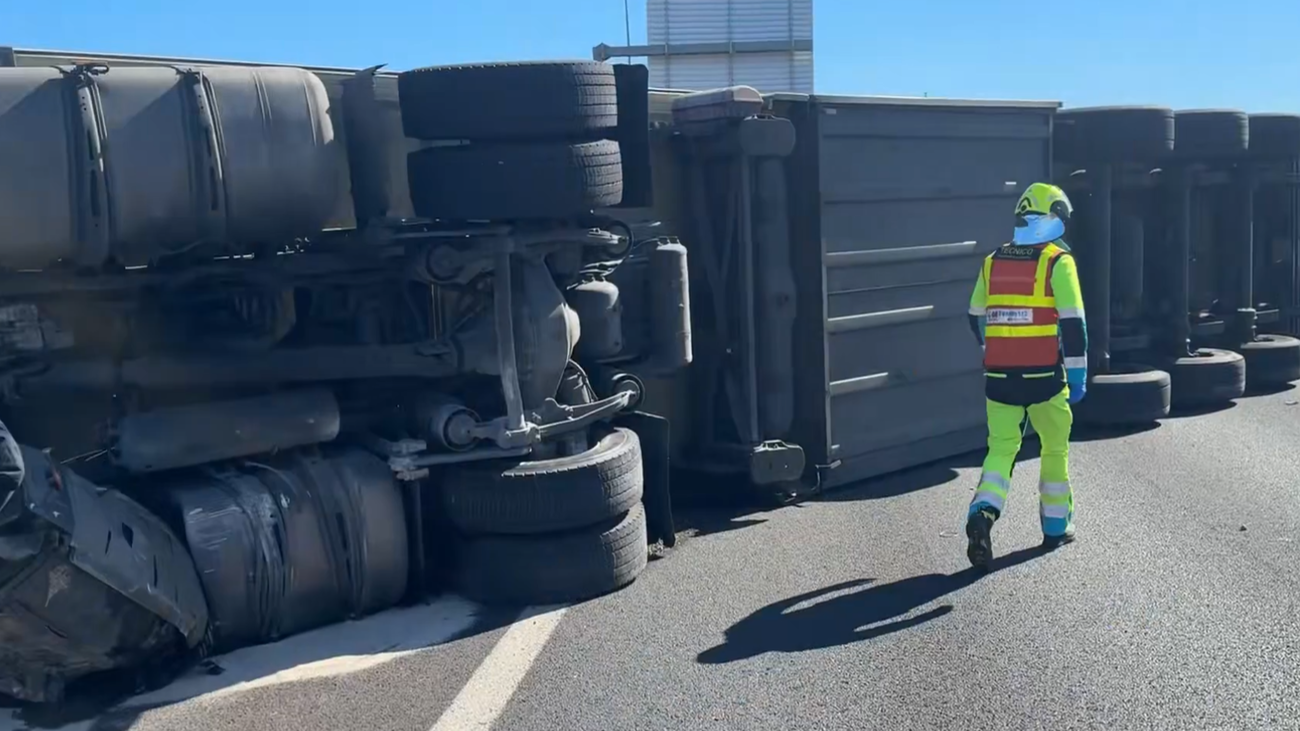 Vuelca un camión en la M-50 y su conductor es rescatado con lesiones moderadas